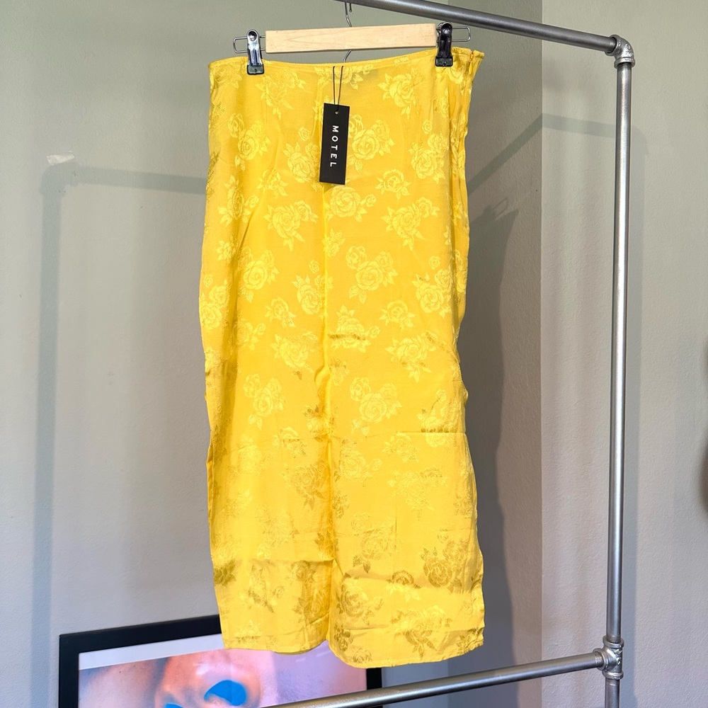 NWT Yellow jacquard midi skirt by Motel size small
